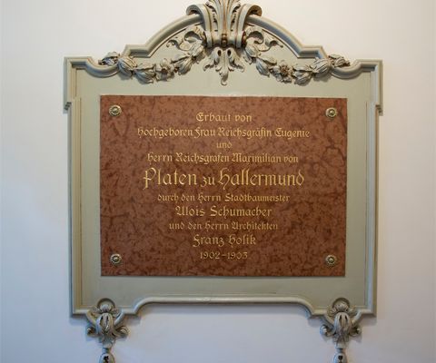 Marmortafel zur Erinnerung an Neubau 1902/1903
